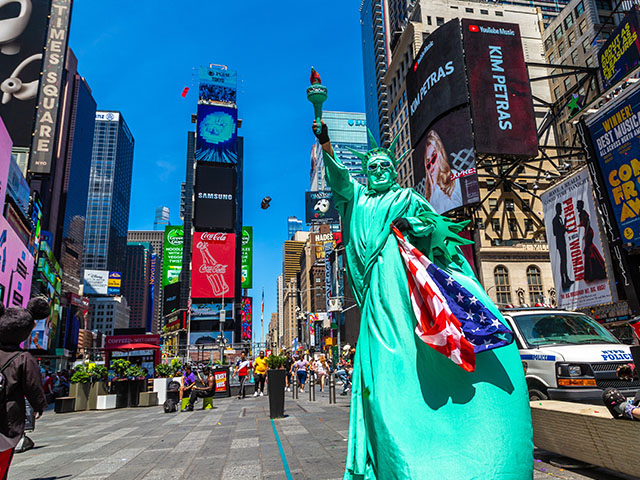 statue de la liberté dans times square à new york