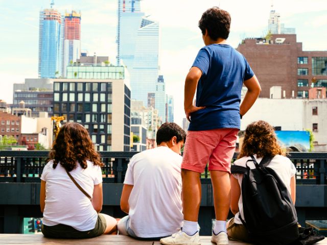 Ados qui admirent la vue sur la skyline à new york en colonie de vacances