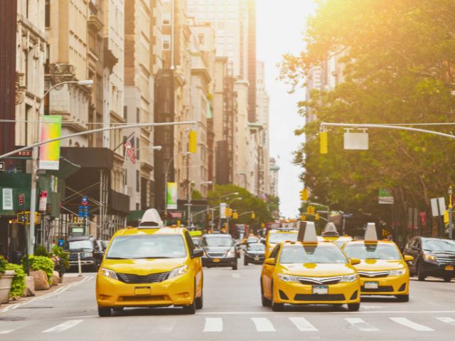 Célèbres taxis jaunes newyorkais observés en colo cet été