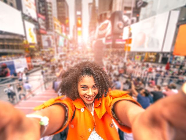 Ado qui se prend en selfie cet été en colo à New York