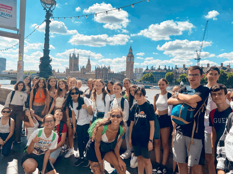 Groupe de jeunes en colo de vacances Pré rentrée à Londres cet été