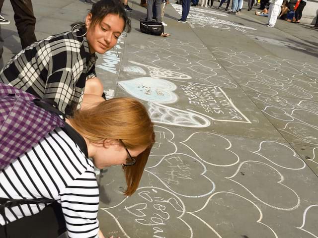 Jeunes filles qui s'amusent durant leur colo de vacances à Londres