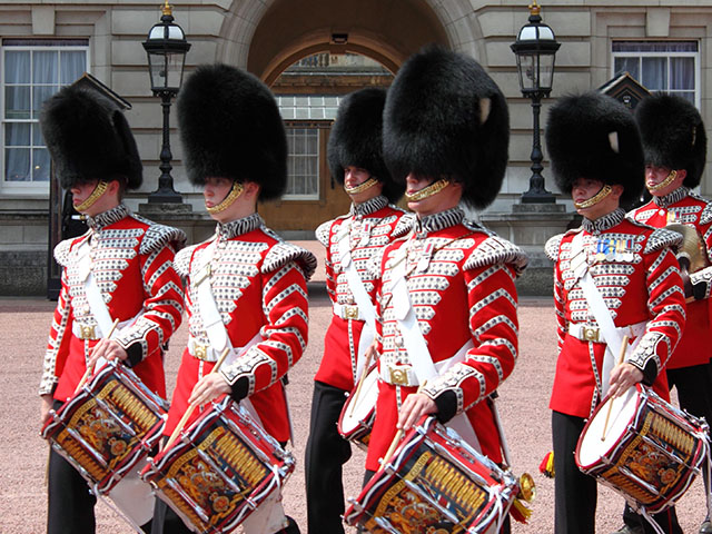 la Garde qui défile devant buckingham palace colo de vacances été