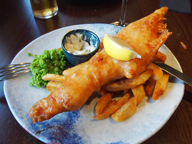 dégustation d'un fish and chips lors d'une colonie de vacances a londres
