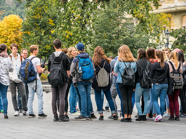 groupe d'adolescents en pleine visite lors d'un séjour à edimburg cet été 