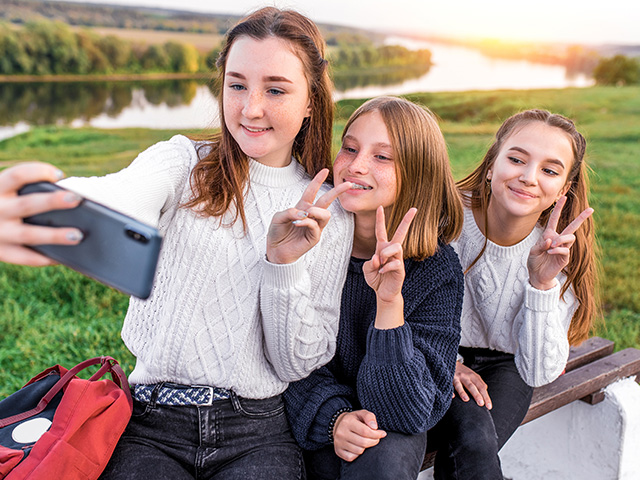 adolescentes se prenant en selfie à l'extérieur