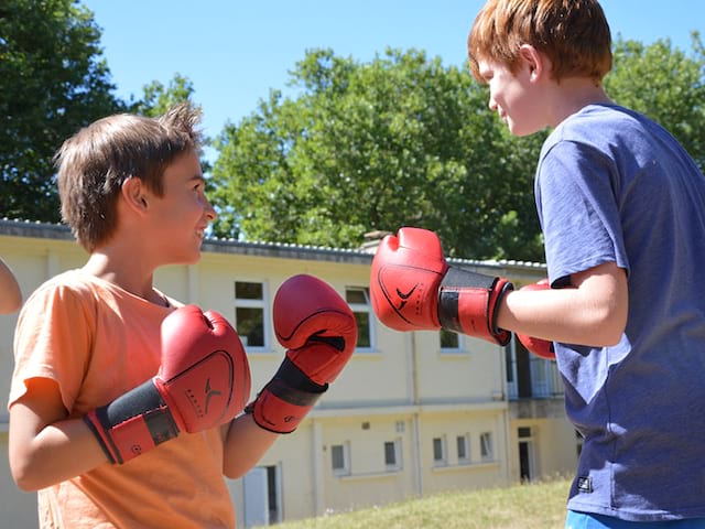 deux jeunes faisant de la boxe en colo pour apprendre langlais 