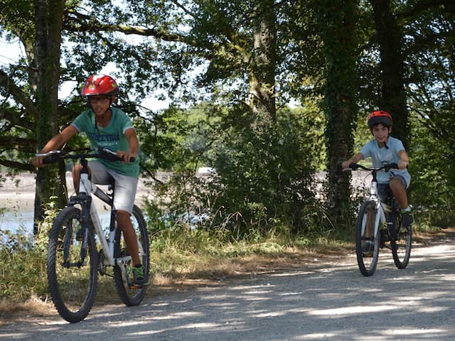 enfants en balade à vélo cet été en colo