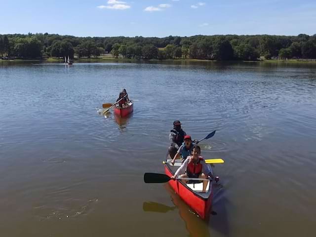 enfants en balade en canoe en colonie de vacances cet été pour apprendre l'anglais