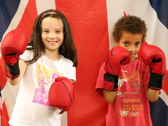 deux fillettes faisant de la boxe anglaise en colonie de vacances 