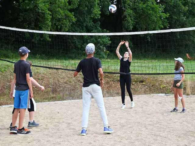 groupe d'enfants jouant au handball colonie de vacances