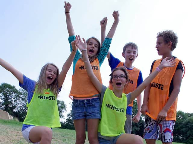 groupe d'enfants en tenue de sport en colo d'été