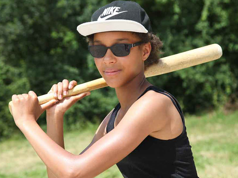 jeune fille faisant du baseball en colonie de vacances anglais