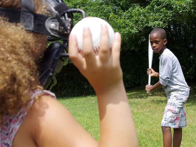 Enfants jouant au baseball en colonie de vacances anglaises cet été