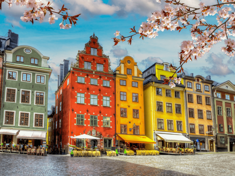 Façades colorées dans les rues suédoises cet été pour ados de 14 à 17 ans