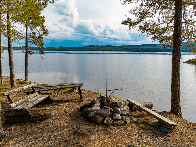 Camp en Suède où les jeunes ont dormis en colo de vacances cet été