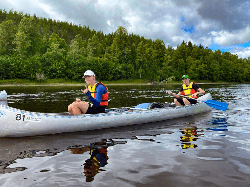 Activité canoe en colo de vacances itinérante en Suède cet été