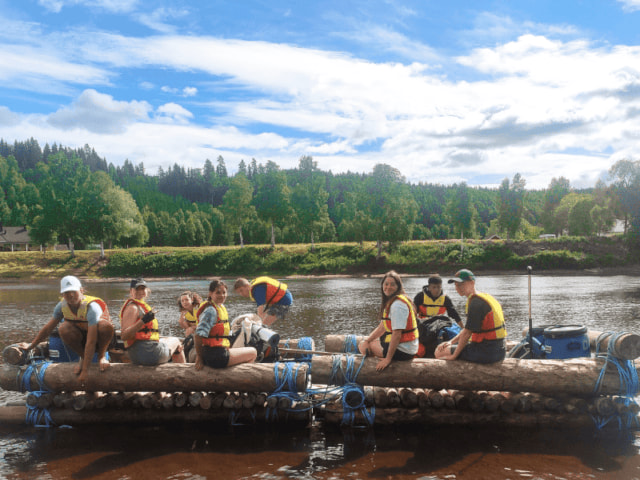 Activité construction de radeau en colonie de vacances durant l'été