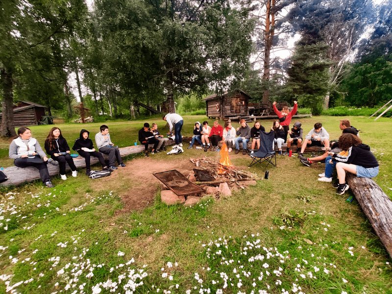 Bivouac en colo de vacances cet été en Suède durant lequel les ados prennent le temps de discuter