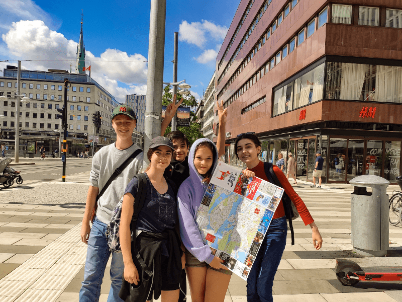 Groupe de jeunes dans le centre ville de Stockholm en colonie de vacances