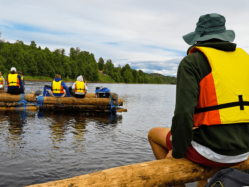 Activité construction de radeaux en Suède cet été lors d'une colo de vacances itinérante 