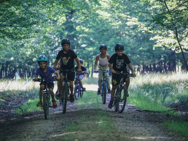 Balade à velo en forêt pour les jeunes en colo de vacances sportive cet été 