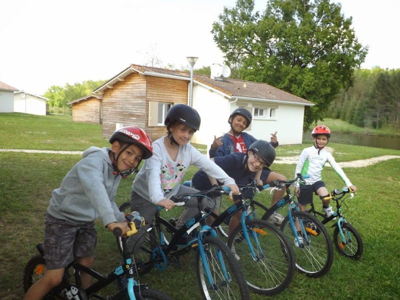 Jeunes qui font du vélo en colo de vacances multi activités et sportive cet été