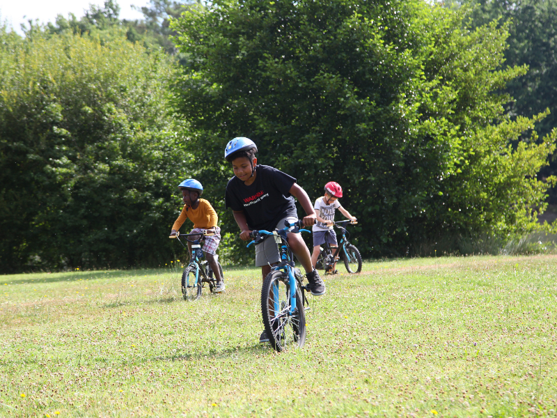 Session vélo en colo de vacances Village des Sports cet été