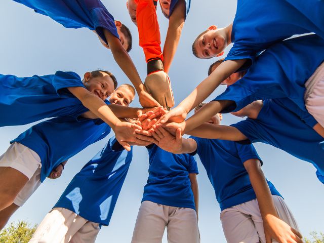 groupe enfants colonie de vacances football été