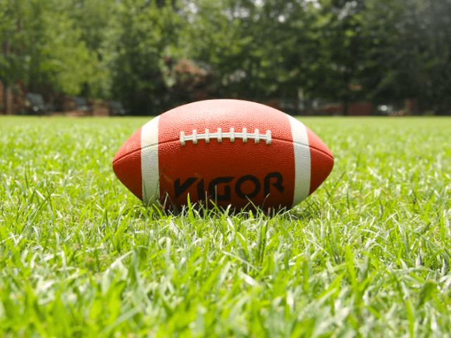 ballon de rugby sur gazon en colonie de vacances pour enfants