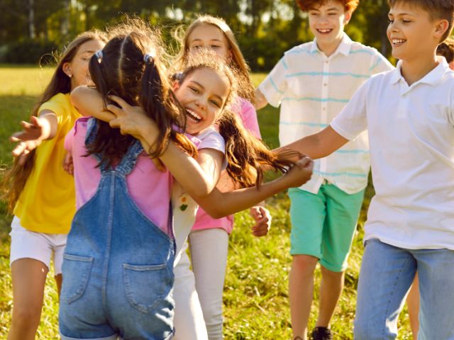 groupe enfant jouant dehors en colonie de vacances été