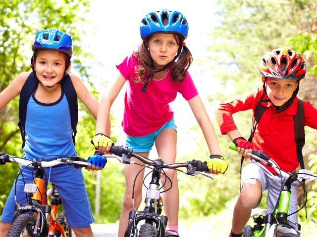 enfants en randonnée vtt en colonie de vacances vélo et multiactivités