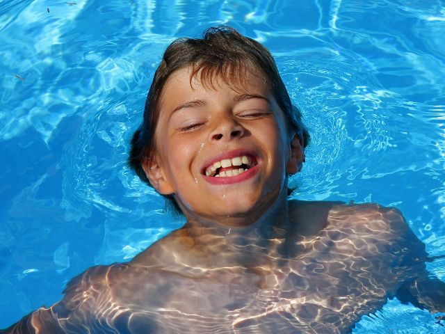 enfant se baignant en piscine en colonie de vacances