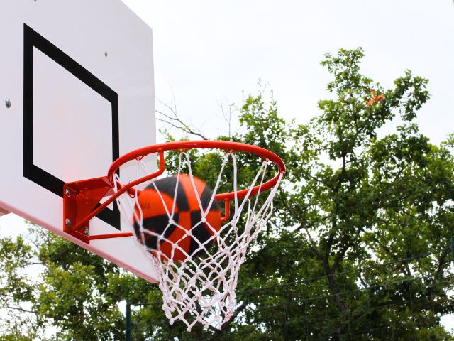 basketball en colonie de vacances été multiactivités