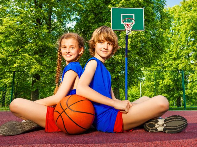 enfants sur terrain de basket en été en colonie de vacances