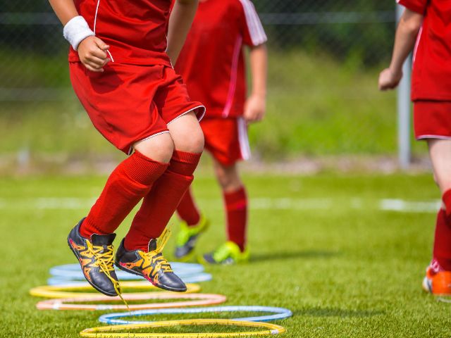 entrainement de football pour enfants en colonie de vacances d'été