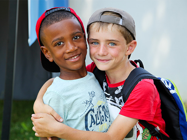portrait enfants en colonie de vacances juillet football