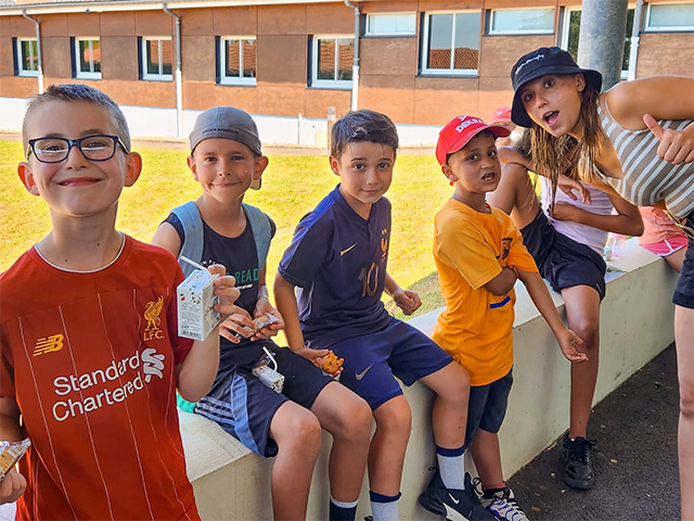 groupe enfants heureux en colonie de vacances cet été