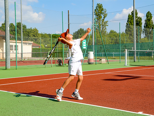 tennis enfant court de tennis juniors en colonie de vacances