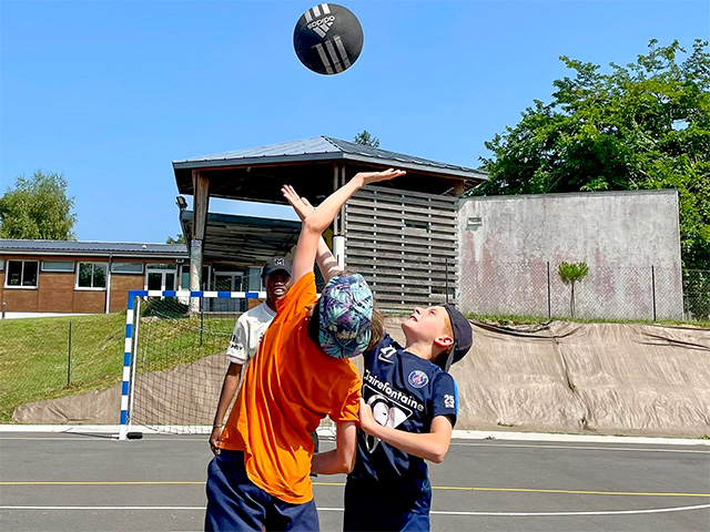 enfants jouant au handball en colonie de vacances dans les landes