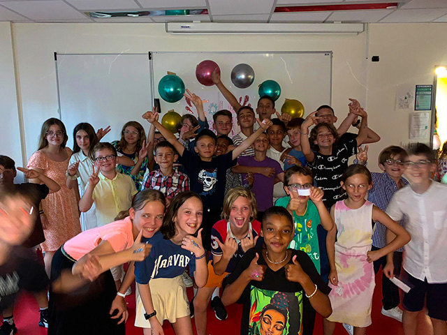 Groupe d'enfants en boum colonie de vacances fête de fin de séjour