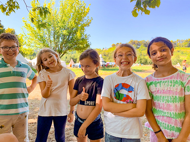 Groupe enfants souriants en colonie de vacances