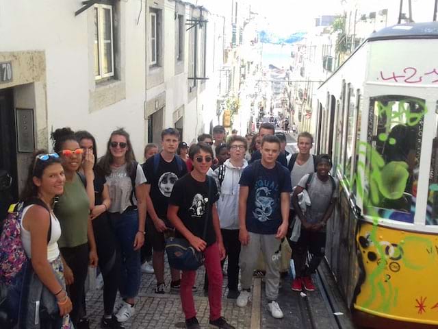 groupe d'ados devant le funiculaire au Portugal en colonie de vacances