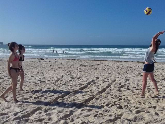 adolescentes jouant au beach volley en colo au portugal