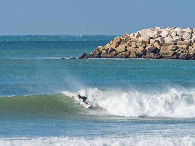 Adolescent faisant du surf en colonie de vacances au Portugal