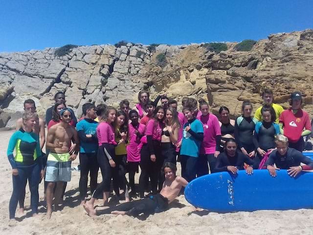 groupe d'ados sur une plage au portugal cet été