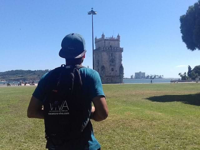 ado observant les paysages du portugal en colonie de vacances