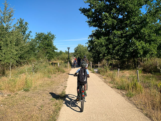 sortie en vélo en colonie de vacances jeunes été