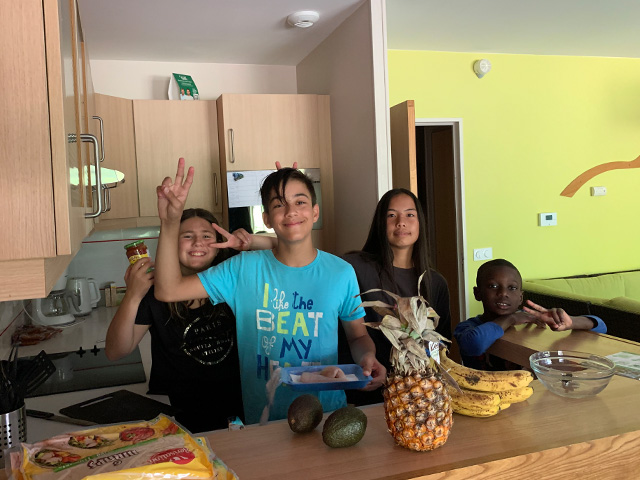 préparation d'un repas en colonie de vacances été