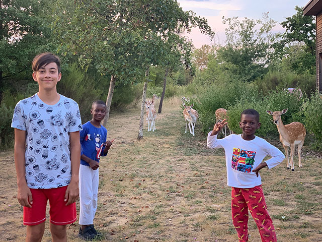 trois jeunes au couché du soleil en colo pour les jeunes de six à quinze ans